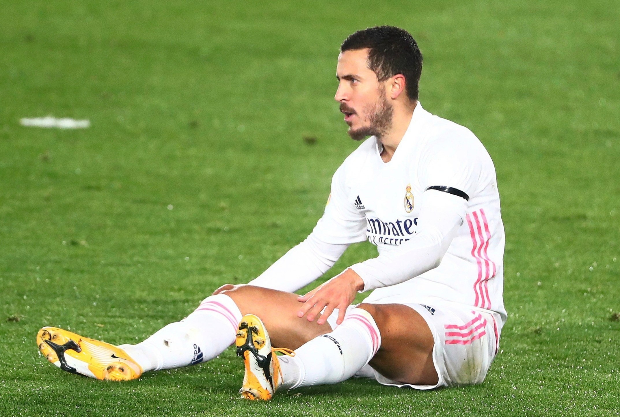 Hazard nghi thi dau ba tuan hinh anh