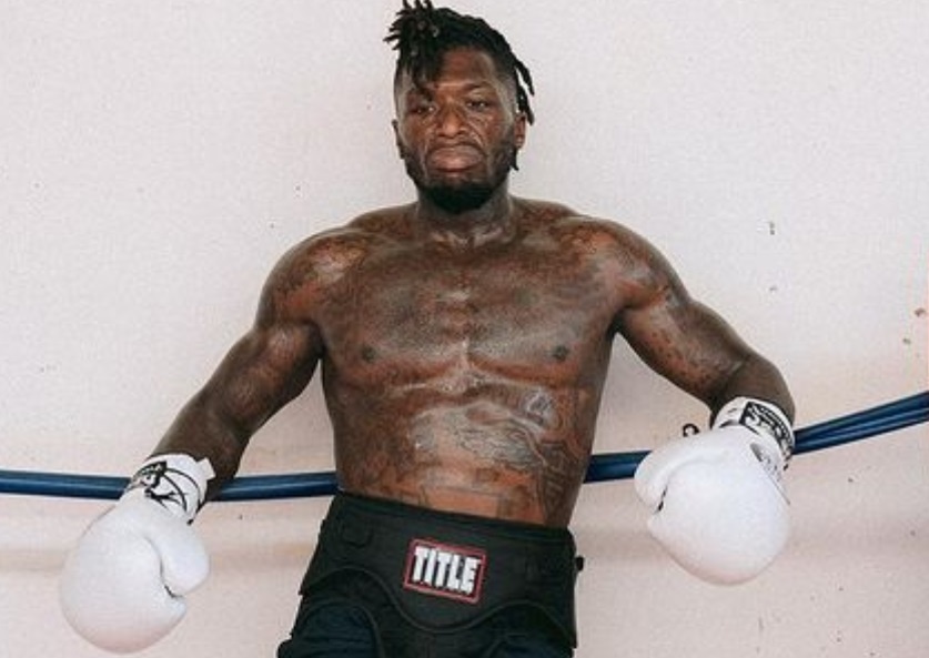 Cuu sao bong ro bi knock-out tren san boxing hinh anh