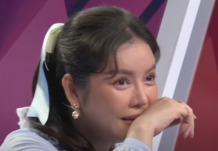 Ly Nha Ky khoc sau khi om cau thu bong ro Viet kieu hinh anh