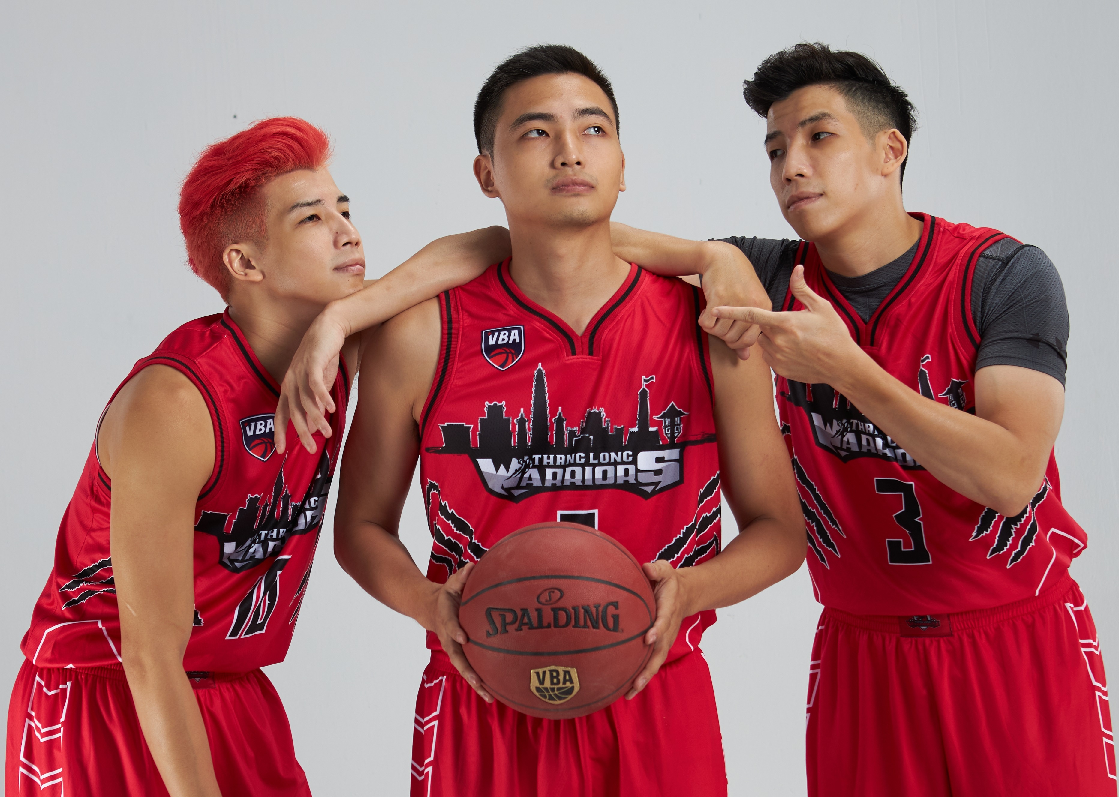 Ba anh em ruot cung thi dau o chung ket VBA hinh anh