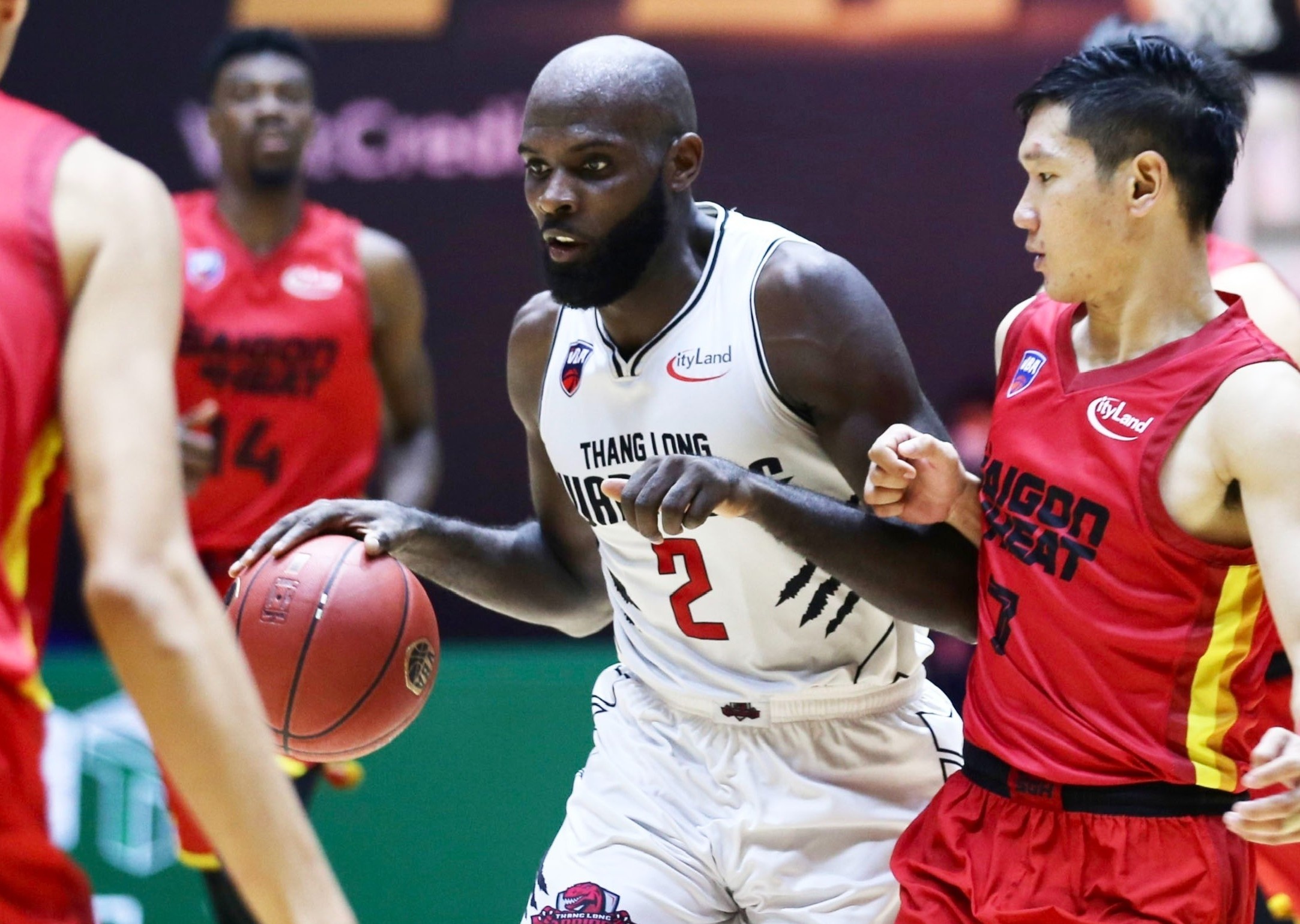 Ngoai binh nguoi My bung no o chung ket VBA hinh anh