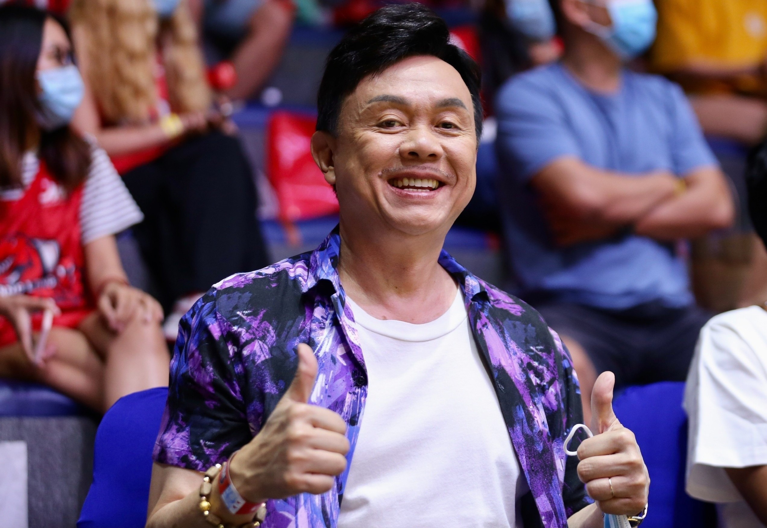 Cac cau thu VBA soc khi danh hai Chi Tai qua doi hinh anh