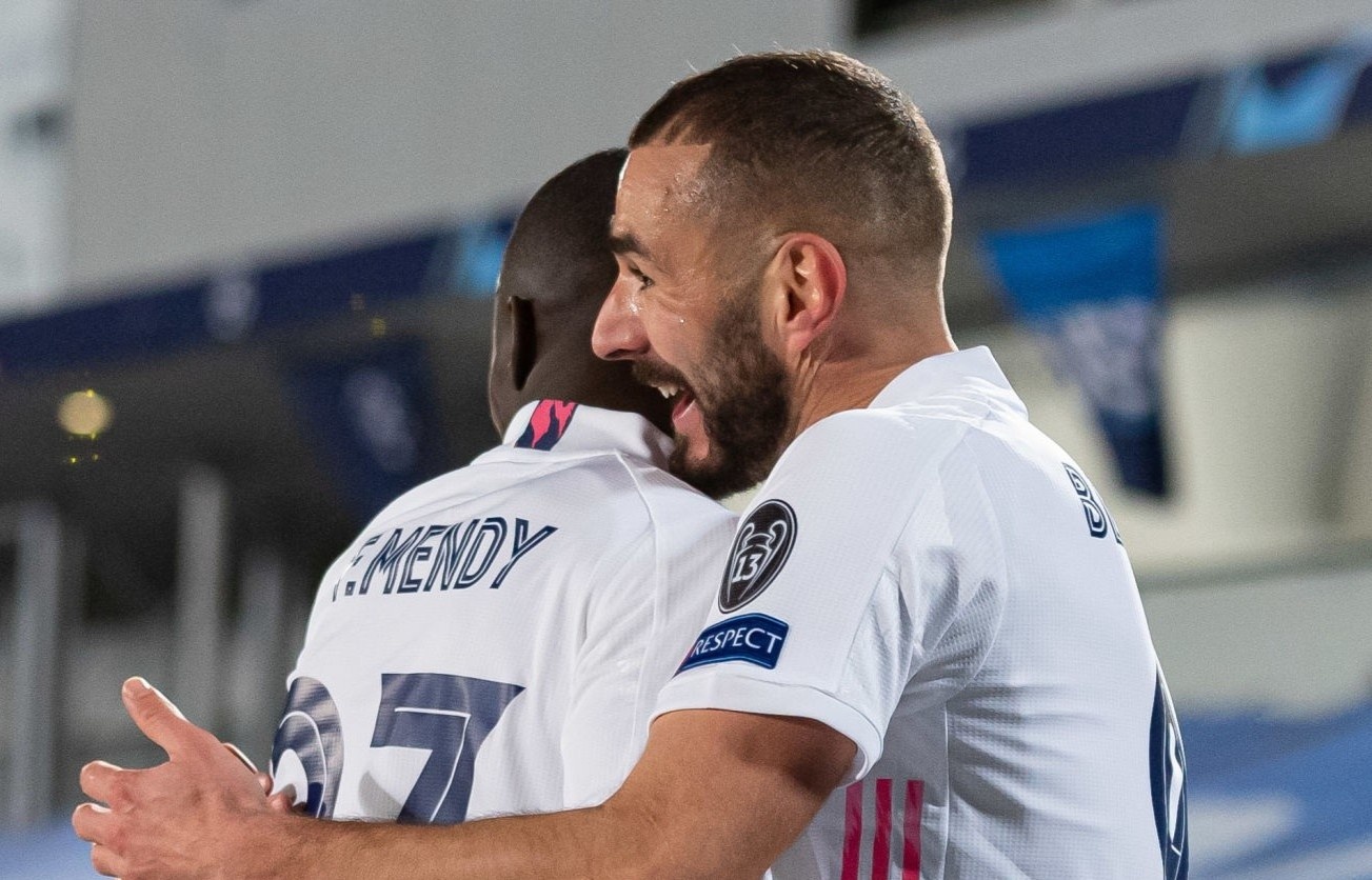 Real Madrid vao vong knock-out Champions League hinh anh