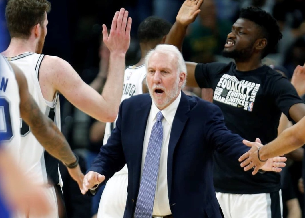 HLV 71 tuoi duoc goi la Sir Alex Ferguson cua bong ro hinh anh