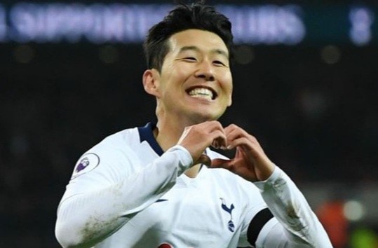 Ban thang cua Ronaldo, Son Heung-min duoc tai hien trong game FIFA hinh anh