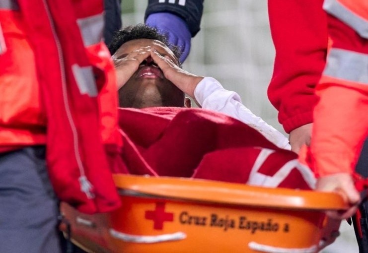 Cau thu Real om mat khi roi san bang cang hinh anh