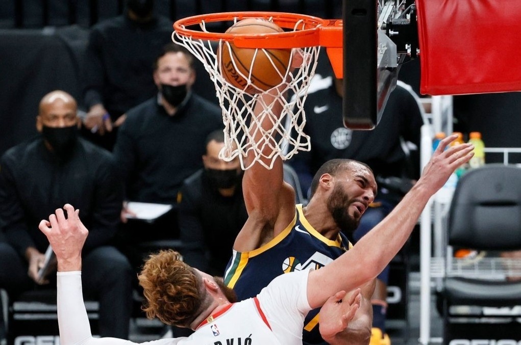 Cu up ro cua ngoi sao cao 2,17 m tai NBA hinh anh