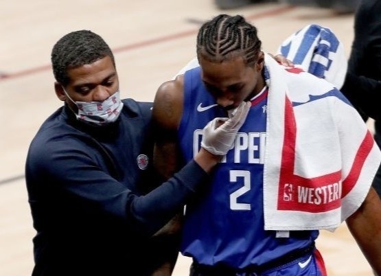 Leonard dinh chan thuong trong dem Giang sinh tai NBA hinh anh