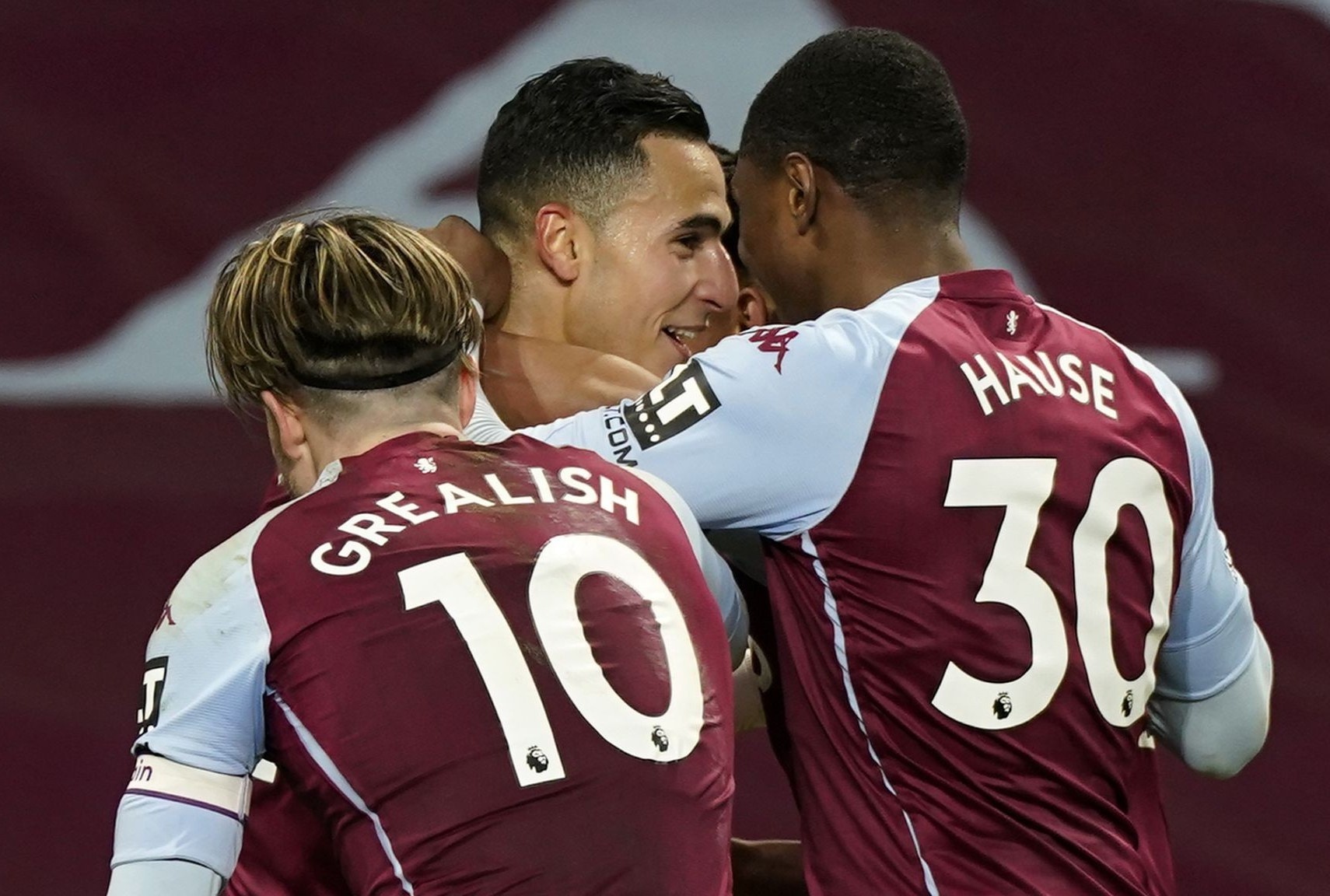 Aston Villa lien tuc gay bat ngo o Premier League mua nay hinh anh