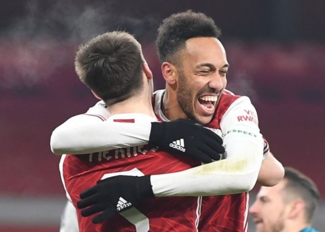 Arsenal thang tran thu tu lien tiep hinh anh