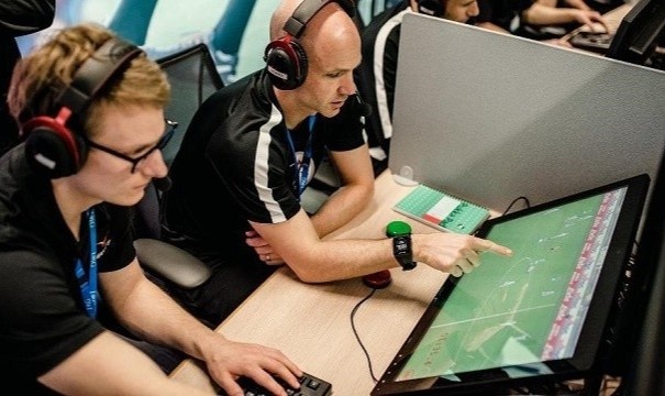 5 quyet dinh gay tranh cai cua trong tai o Premier League hinh anh