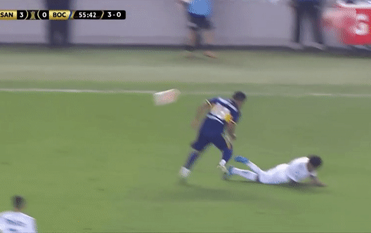 Tuyen thu Colombia bi duoi vi dap vao bung doi thu hinh anh