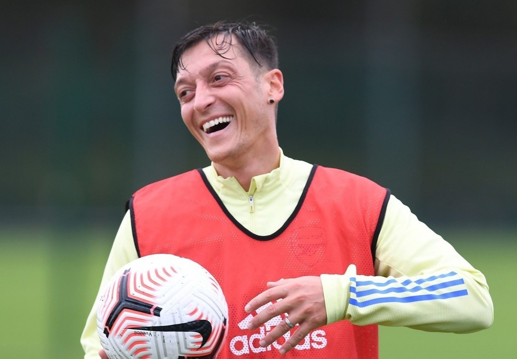 Ozil san sang khong nhan 9,5 trieu USD de som roi Arsenal hinh anh