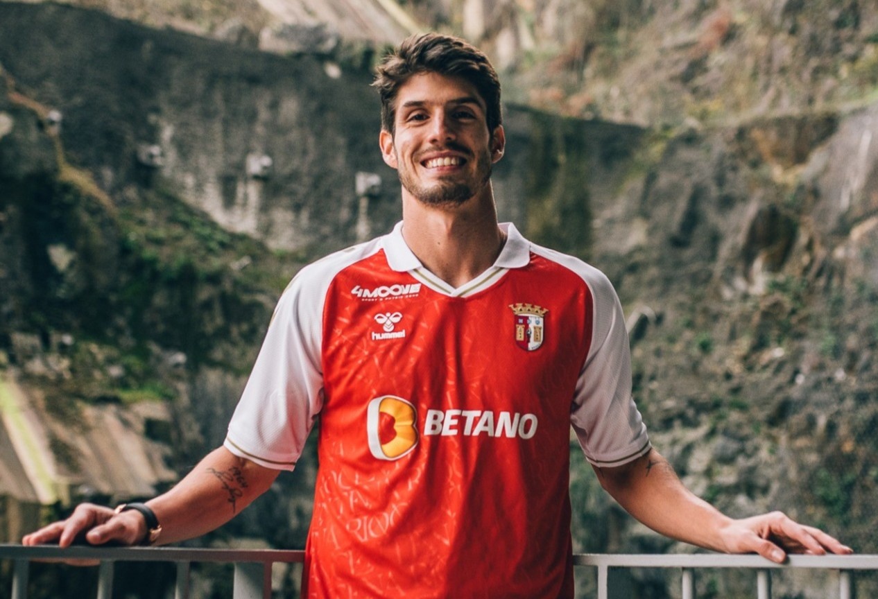 Tien ve nguoi Brazil khoac ao 9 CLB sau gan 10 nam o chau Au hinh anh