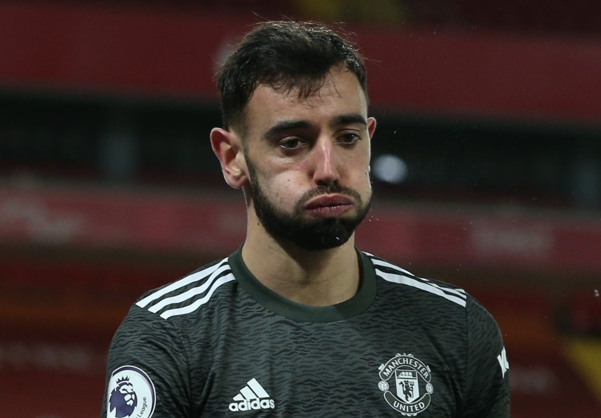 Bruno Fernandes noi nong khi bi rut khoi san hinh anh