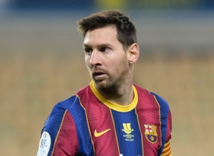 Messi lan dau bi duoi khoi san trong mau ao Barca hinh anh