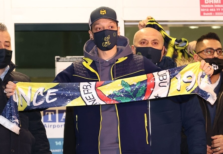 Ozil duoc san don khi den Tho Nhi Ky hinh anh