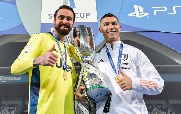 Juventus an mung danh hieu dau tien o mua nay hinh anh