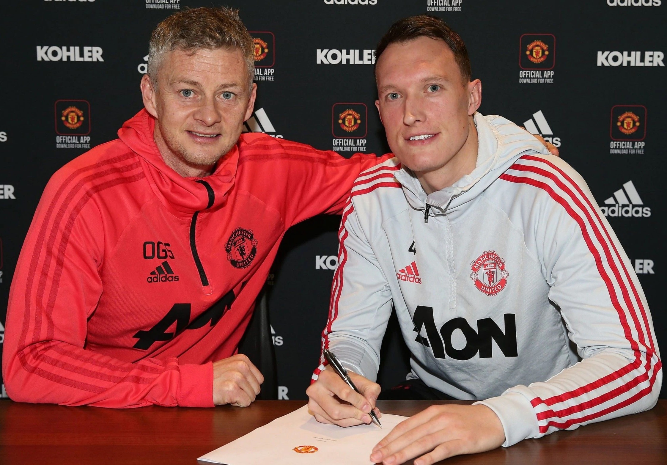 Bi kich cua Phil Jones o Man Utd hinh anh