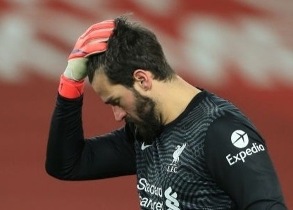 Alisson mac 2 sai lam lien tiep trong 3 phut hinh anh