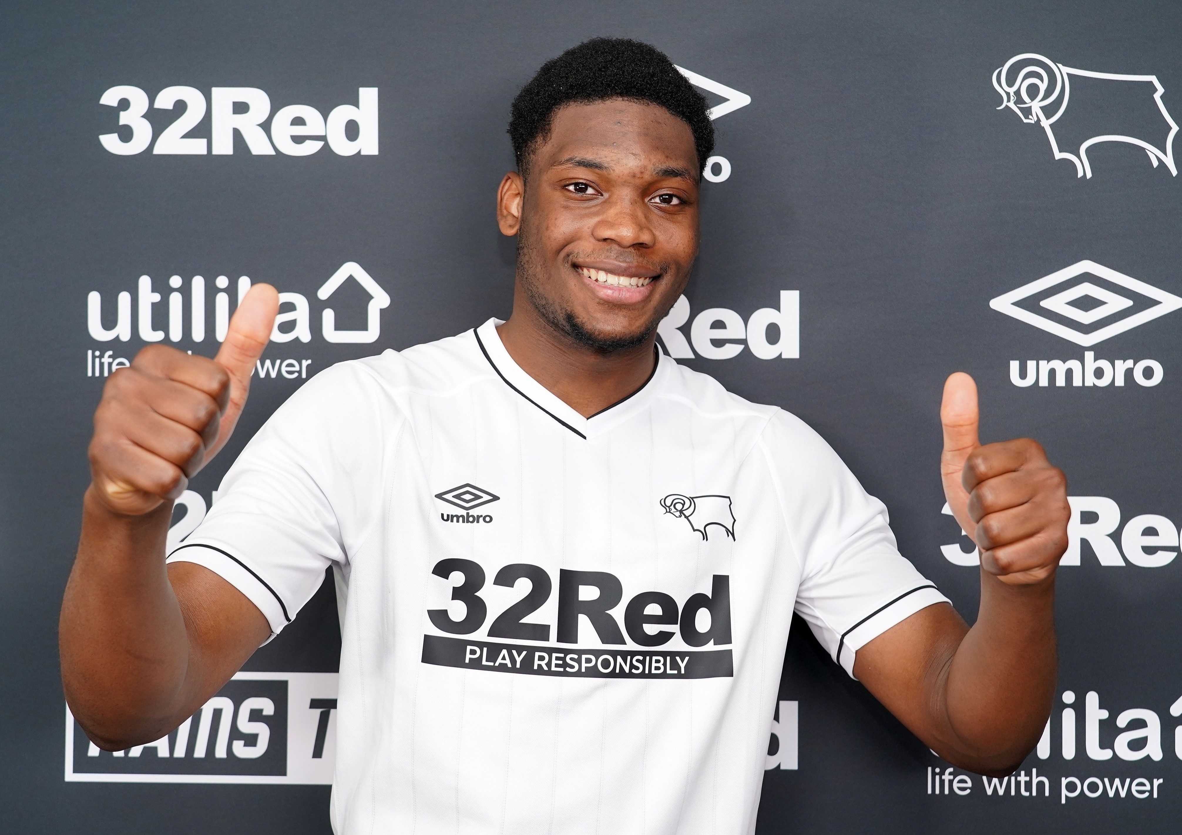 Man Utd gui tai nang sinh nam 2002 cho HLV Rooney hinh anh