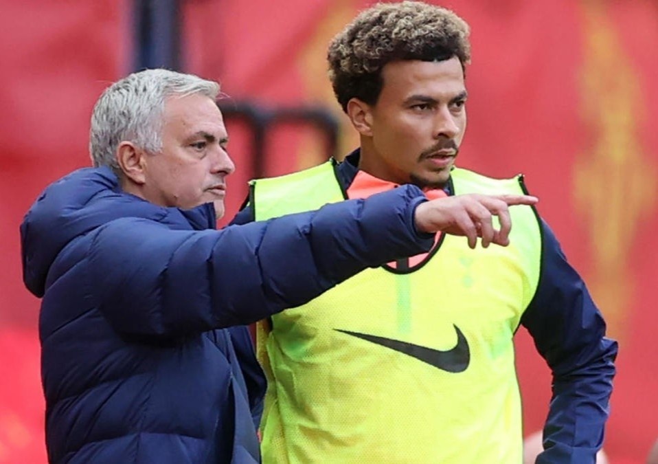 HLV Mourinho doi giong voi sao Tottenham hinh anh