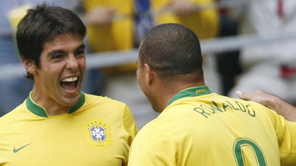 Kaka: O Brazil, Ronaldo chi la ga beo binh thuong khi di dao pho hinh anh