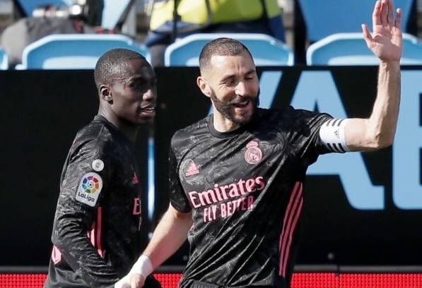 Real Madrid pha hoi nong vao ngoi dau cua Atletico hinh anh