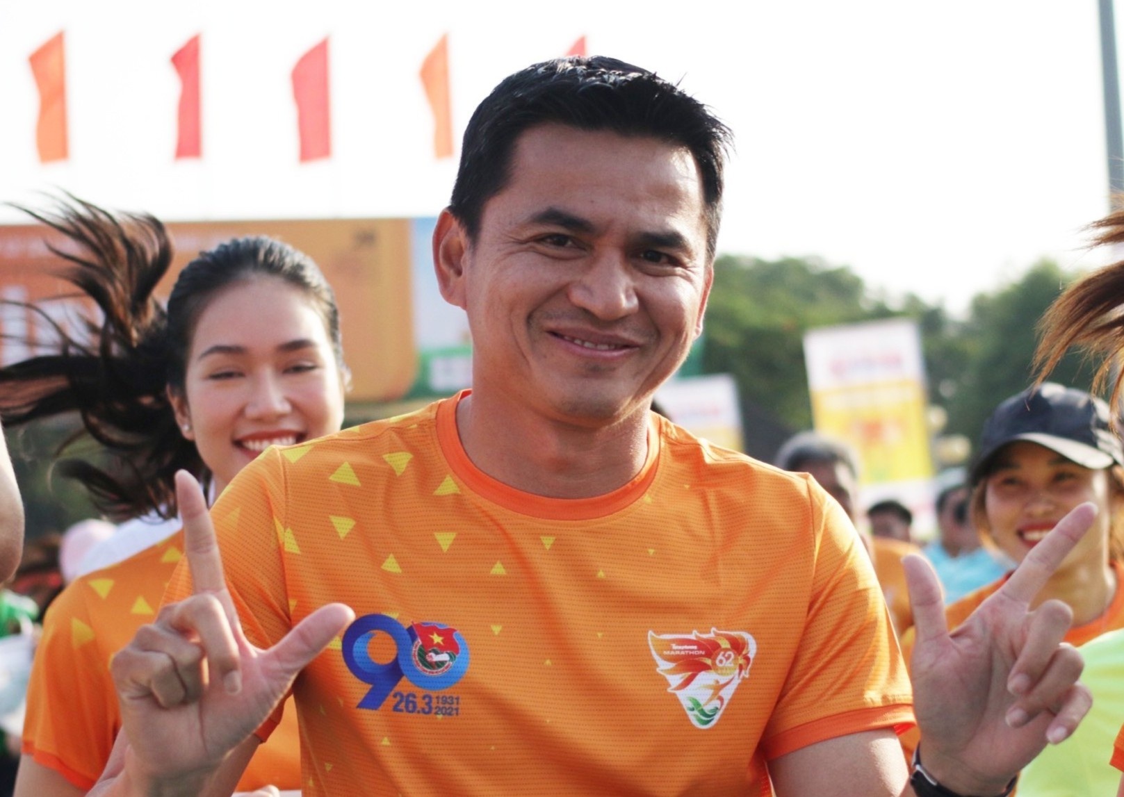 HLV Kiatisuk cung Hoa hau Viet Nam tiep lua cho giai marathon hinh anh