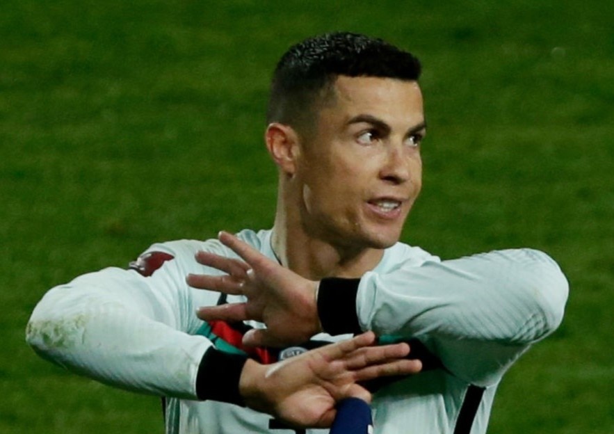 Tranh cai sau ban thang bi tu choi cua Ronaldo hinh anh