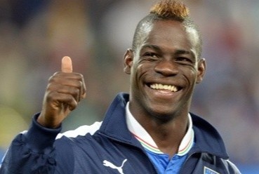 Keisuke Honda ke ly do Balotelli lun bai hinh anh
