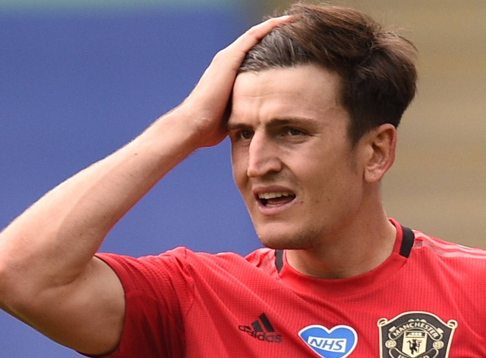 Harry Maguire gong ganh hang thu Man Utd hinh anh