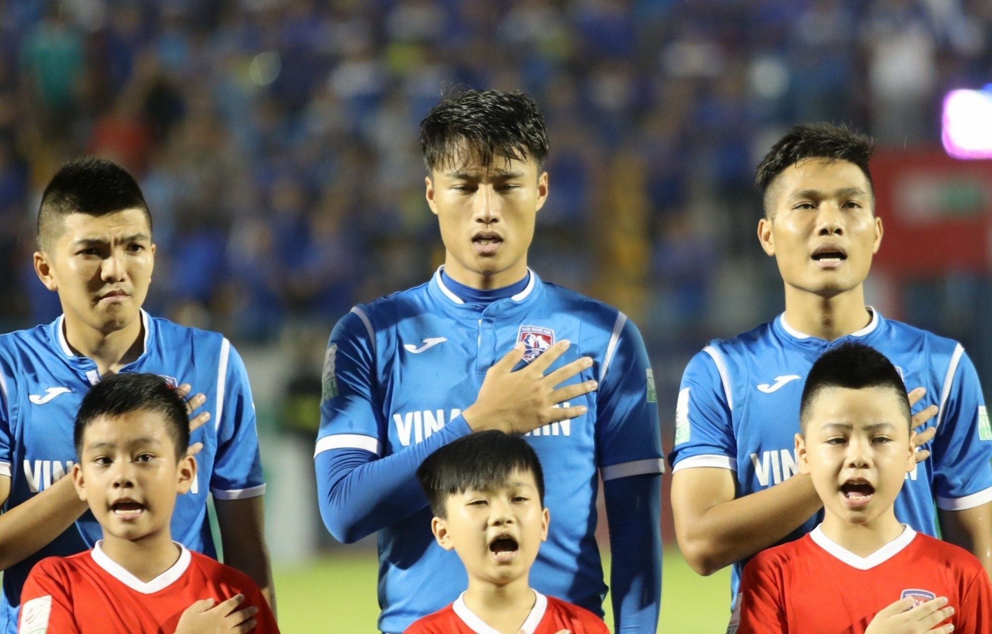 Cau thu CLB Quang Ninh dong loat doi huy hop dong hinh anh