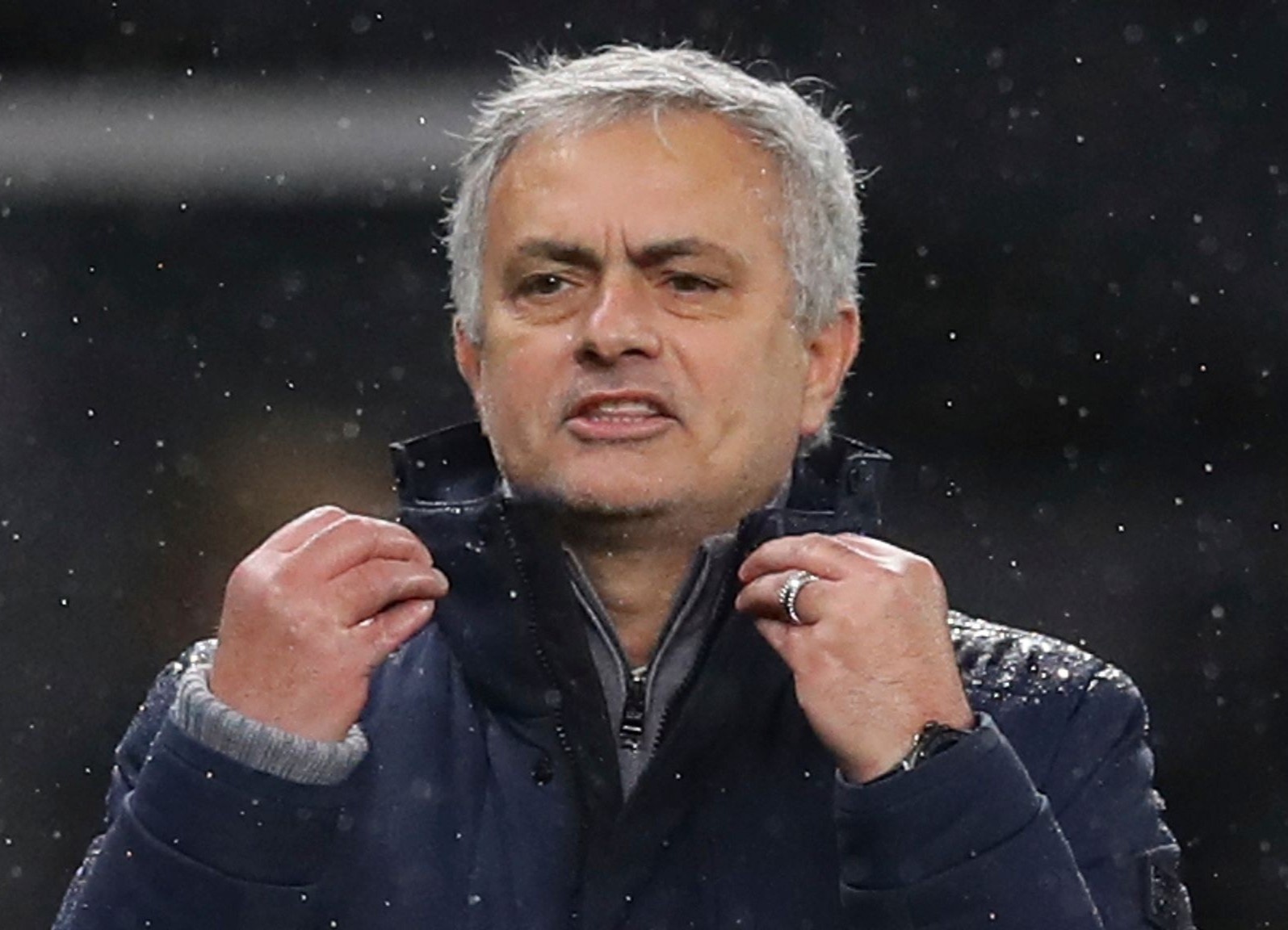 Man Utd day Mourinho vao khung hoang hinh anh