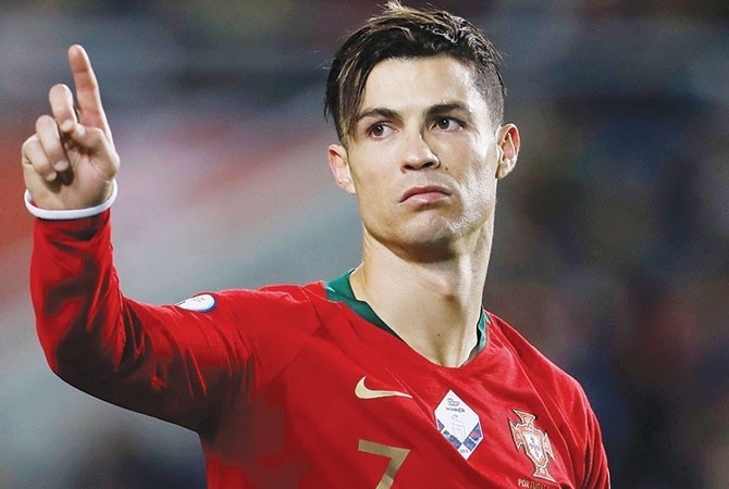 Chu tich UEFA: Cau thu du Super League bi cam cua o EURO hinh anh