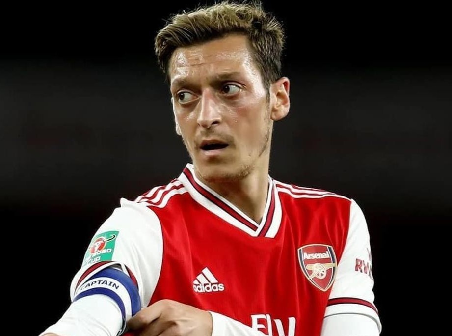 Mesut Ozil chi trich Super League hinh anh