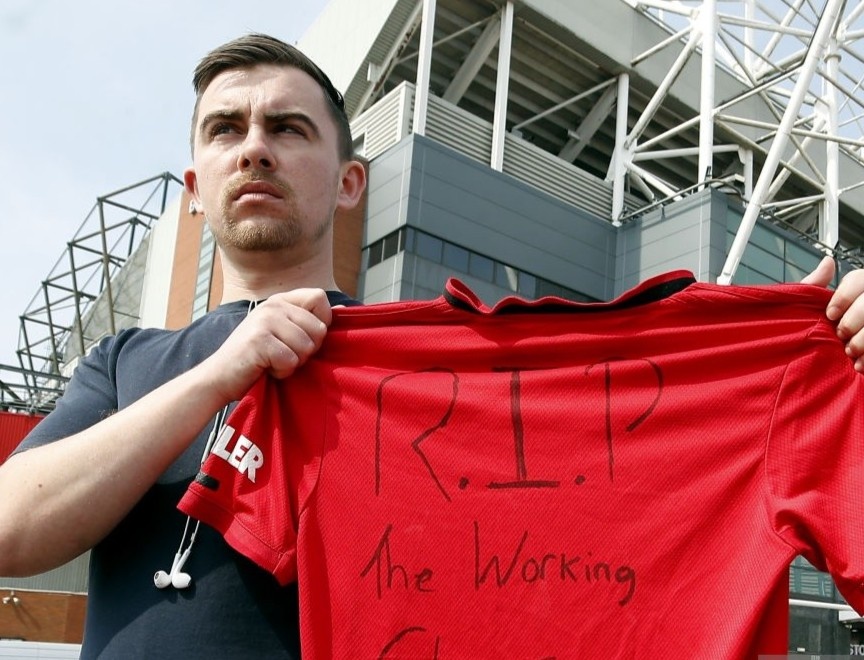 CDV Man Utd lam loan sau su co Super League hinh anh