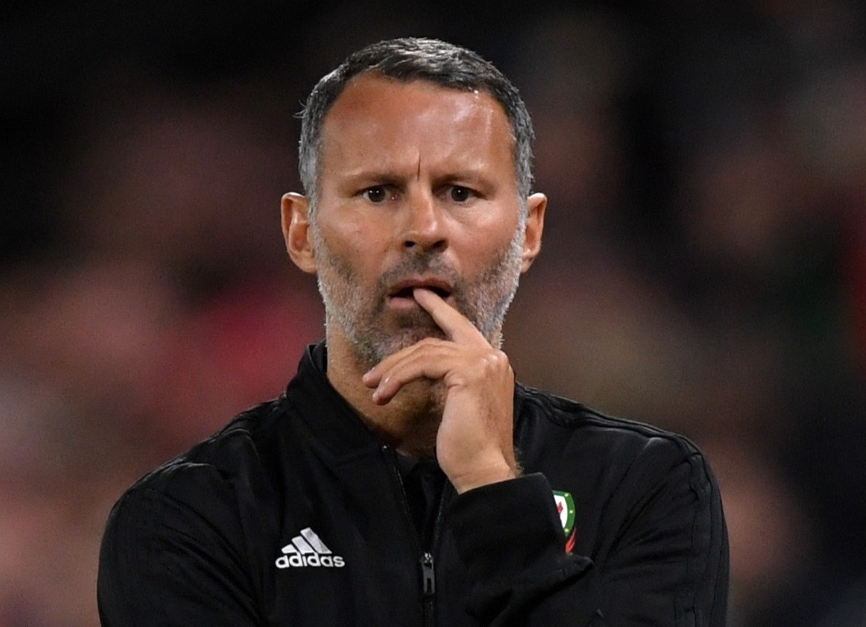 Ryan Giggs mat viec vi be boi hanh hung ban gai hinh anh