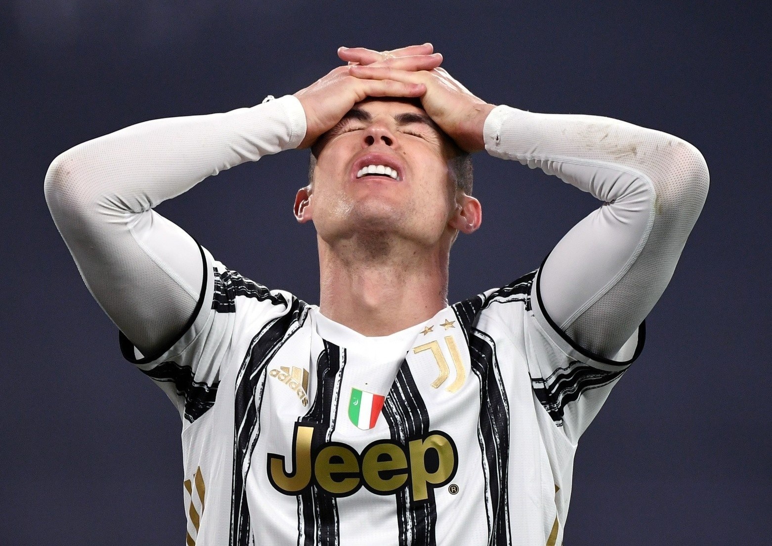 Ronaldo va dong doi buong chuc vo dich Serie A hinh anh