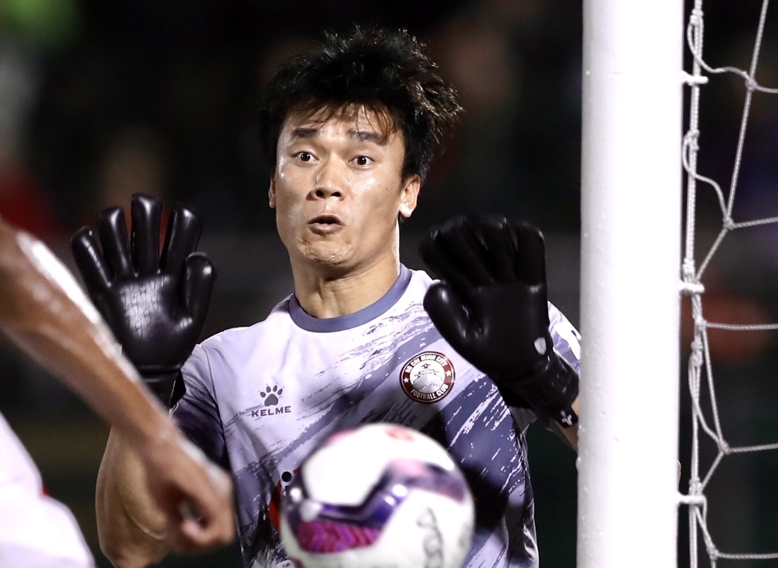 Bui Tien Dung mac sai lam trong tran CLB TP.HCM hoa Viettel hinh anh