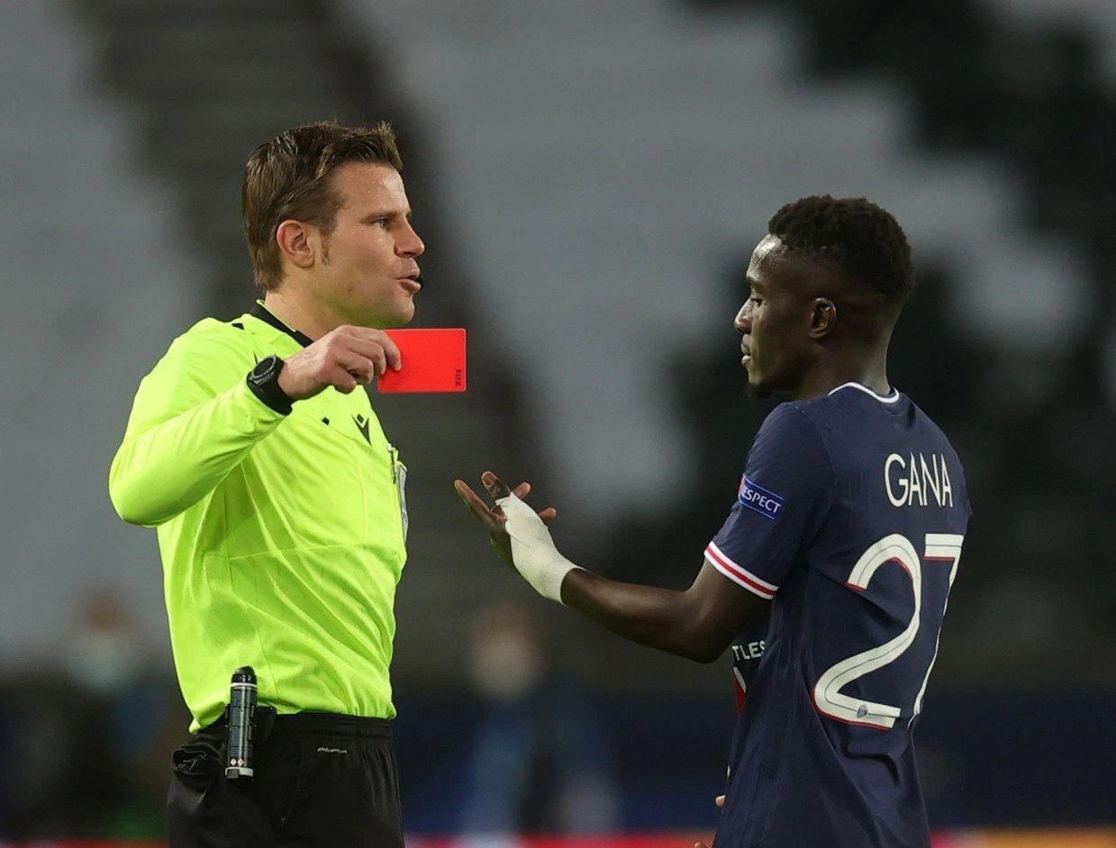 Cu dap khien sao PSG bi duoi khoi san hinh anh