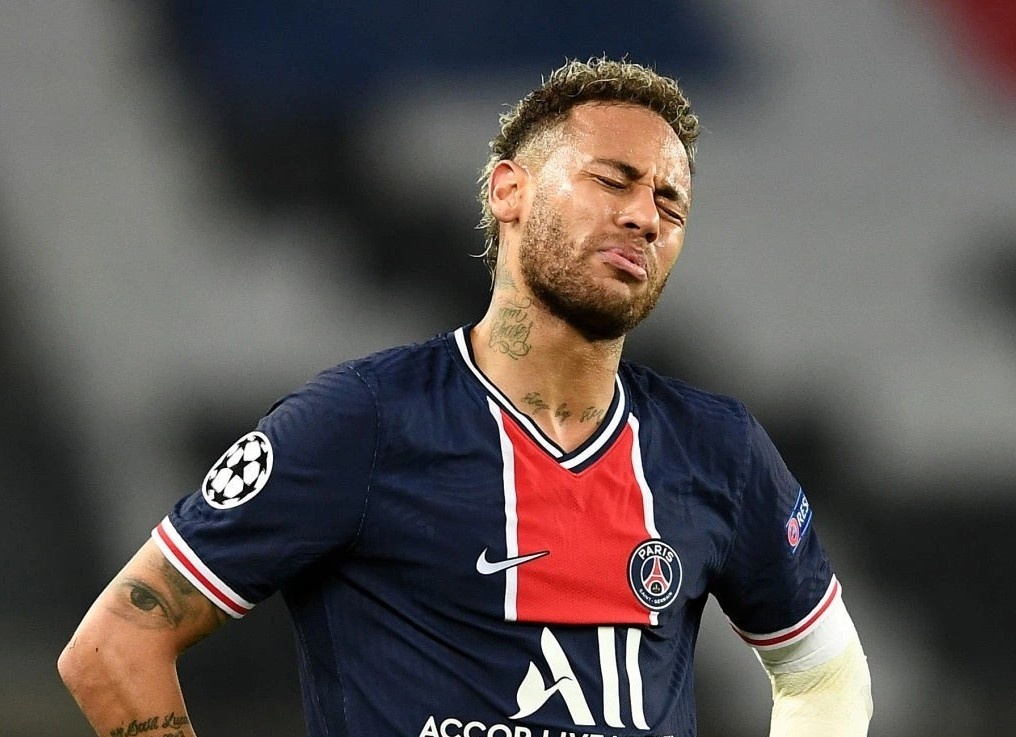 HLV Wenger chi trich cau thu PSG hinh anh