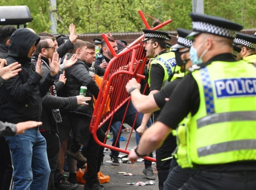 MU len tieng sau vu hang nghin CDV noi loan hinh anh