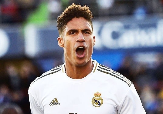 MU dat gia mua Varane hinh anh