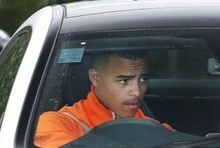 Dan sao MU tu lai xe toi san de tranh gap CDV hinh anh