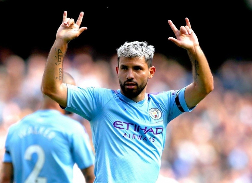 Aguero toa sang trong ngay Man City nang cup vo dich Premier League hinh anh