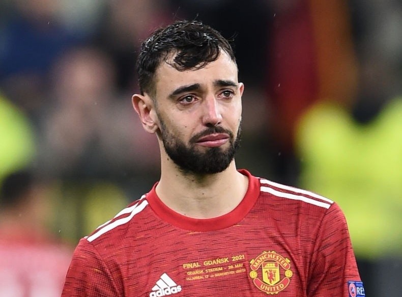 Bruno Fernandes khoc khi MU thua o chung ket Europa League hinh anh
