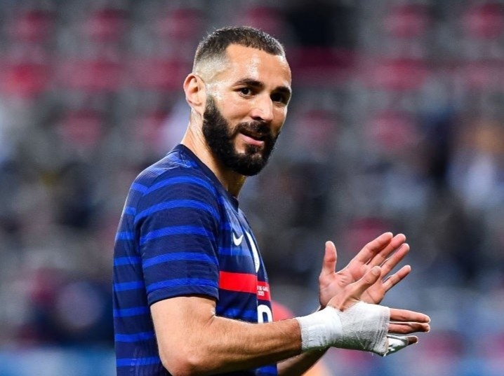 Benzema sut hong penalty trong ngay tai xuat tuyen Phap hinh anh