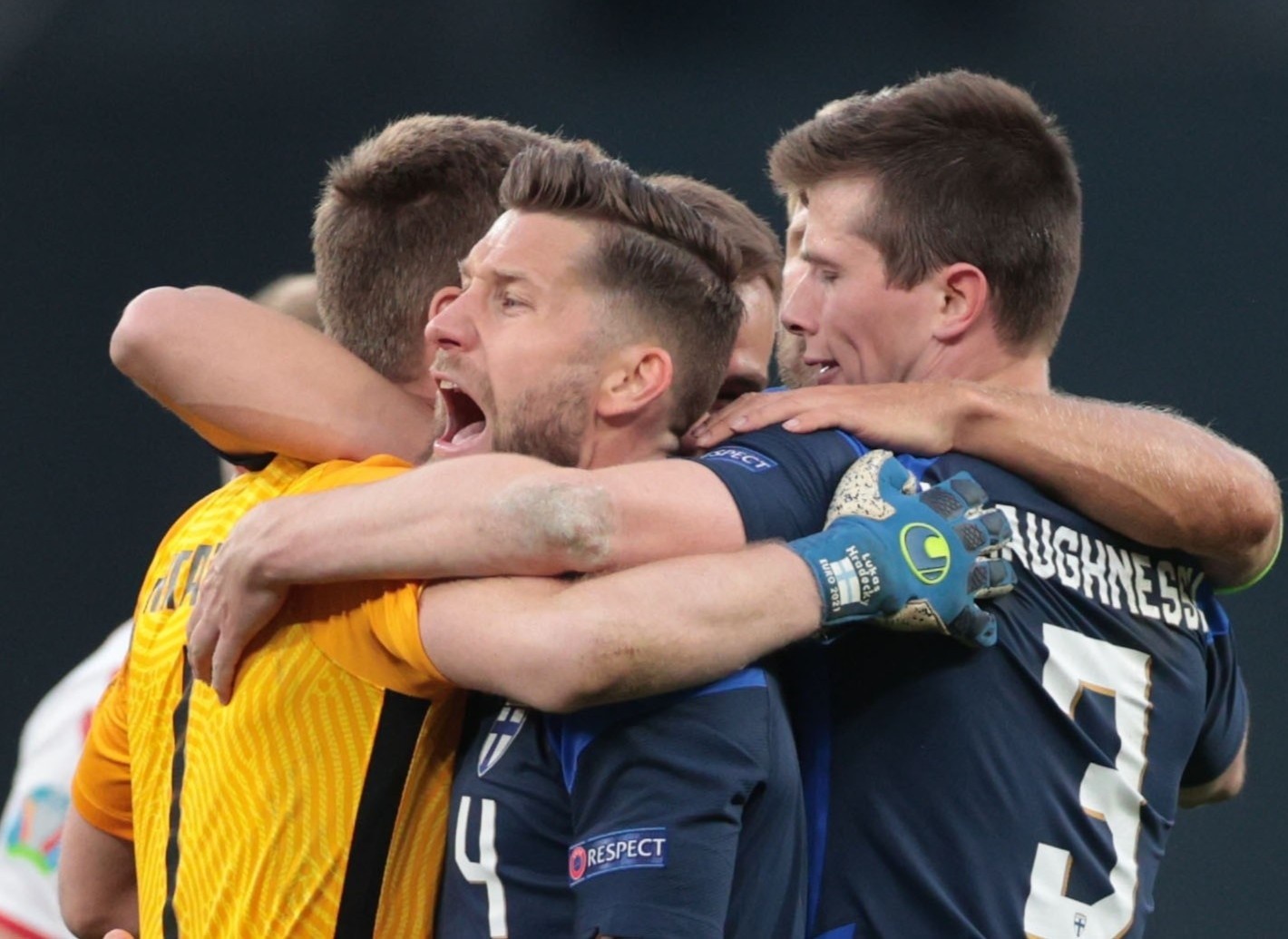 Tuyen Phan Lan tao bat ngo dau tien o Euro 2020 hinh anh