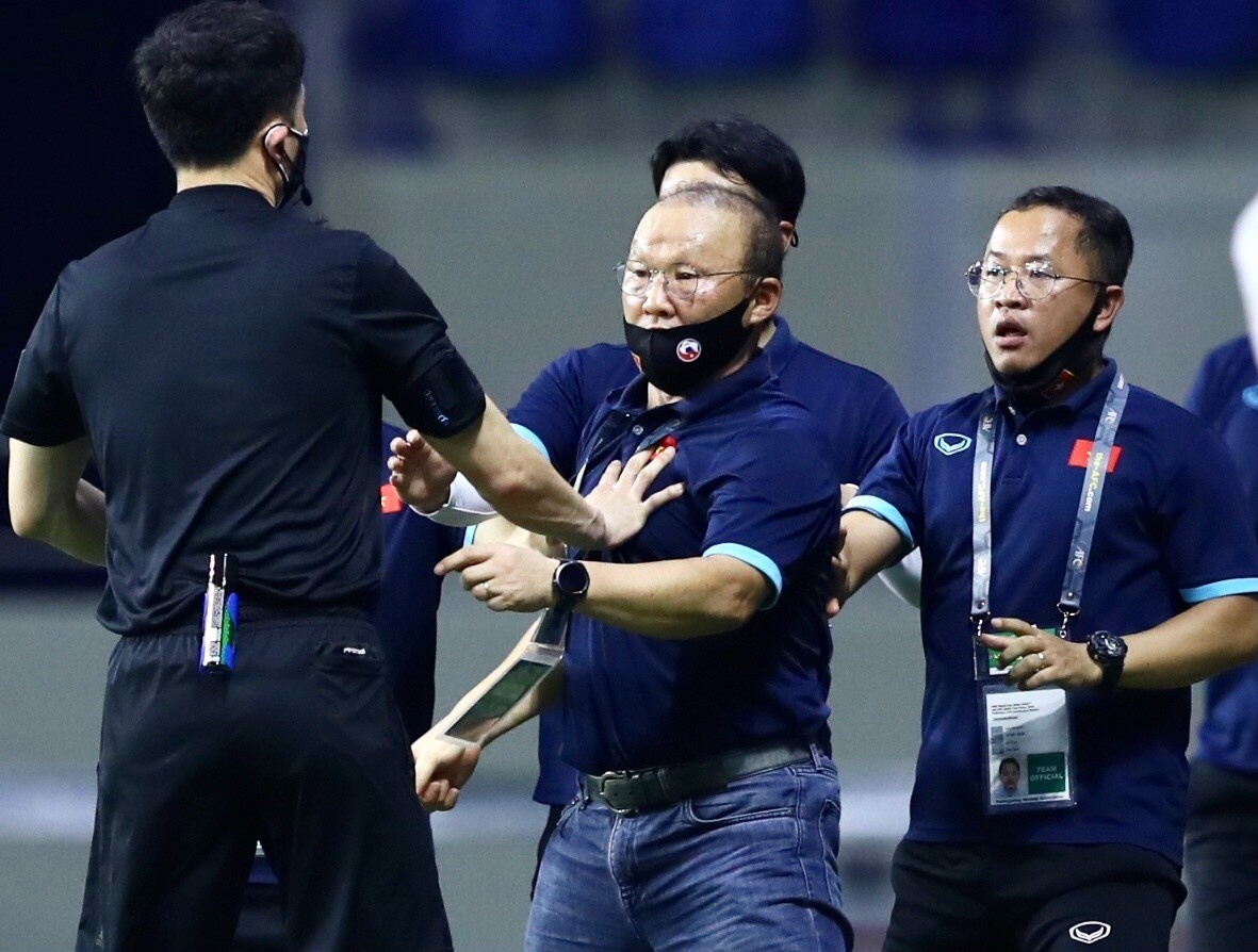 'HLV Park bi cam tiep xuc la thiet thoi cua tuyen Viet Nam' hinh anh